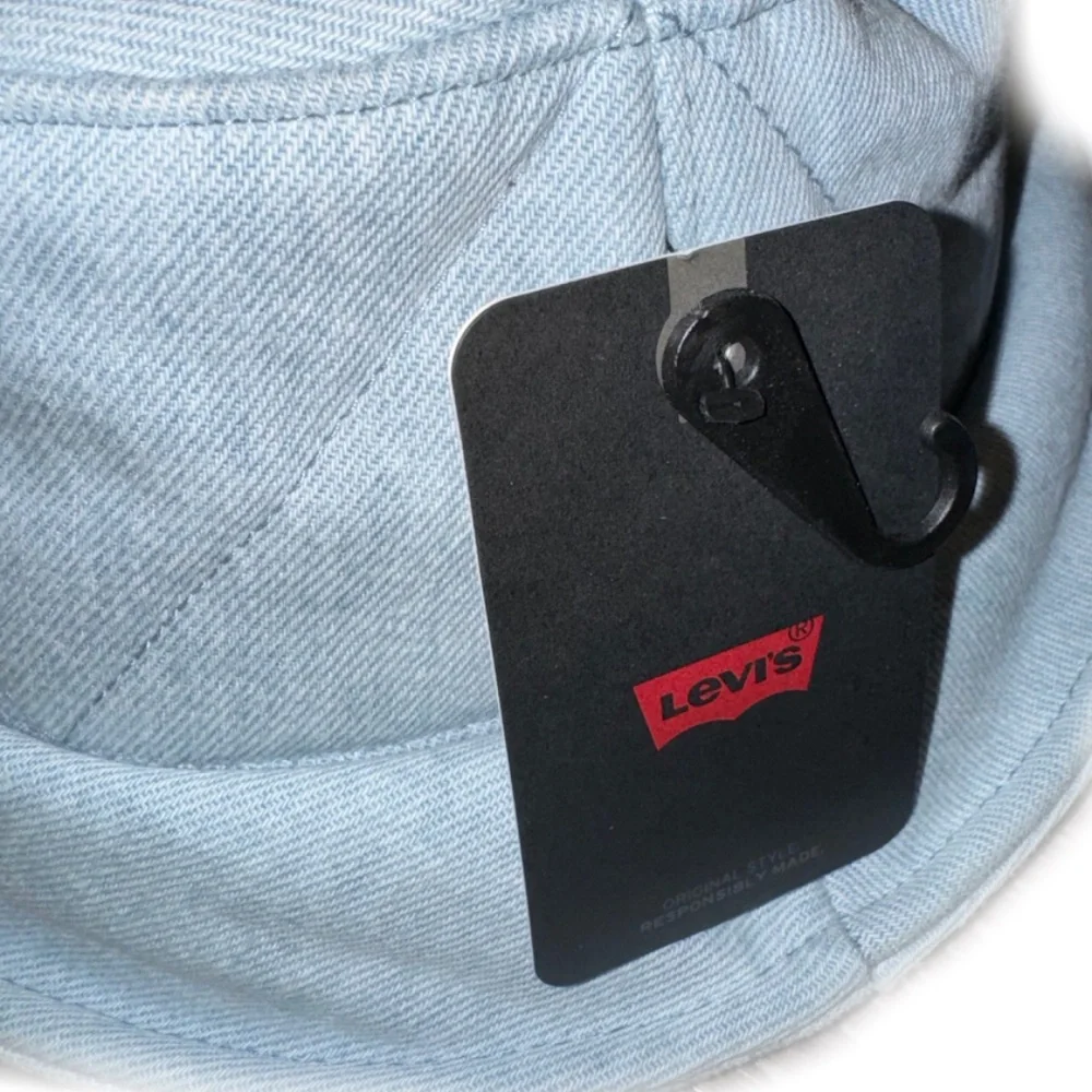 Levi’s Bucket Hat light baby blue